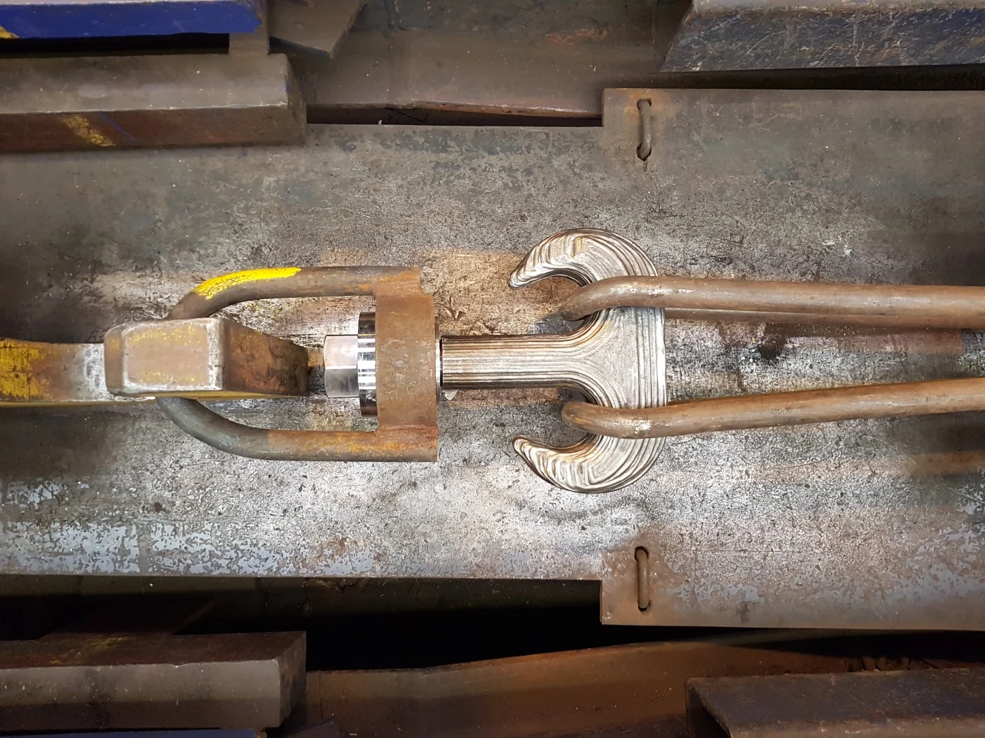 Load test of a 3D printed ramshorn hook with a test load of 80mt